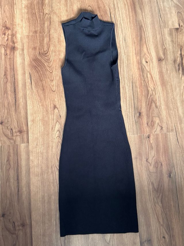 Vestido negro con escote y detalles