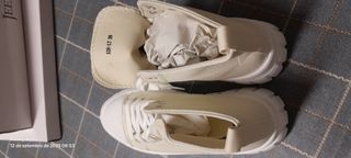 Par de sapatos bege e branco