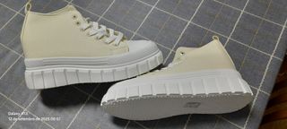 Par de sapatos bege e branco