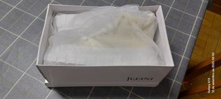 Par de sapatos bege e branco