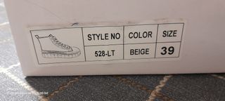 Par de sapatos bege e branco