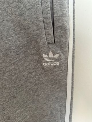 Chándal Adidas Gris con Rayas Blancas