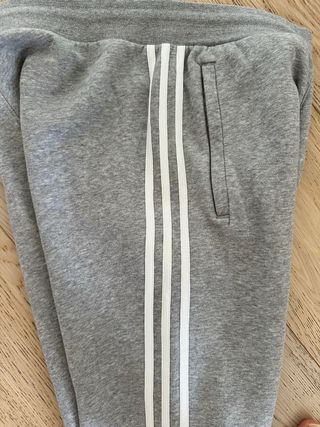 Chándal Adidas Gris con Rayas Blancas