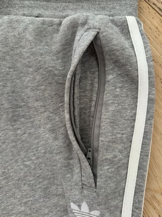 Chándal Adidas Gris con Rayas Blancas