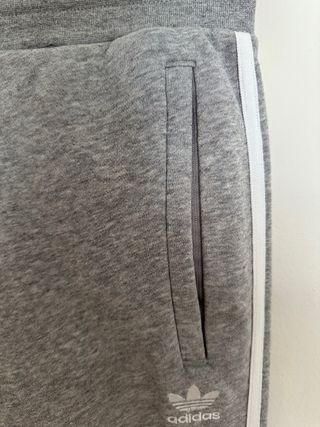 Chándal Adidas Gris con Rayas Blancas