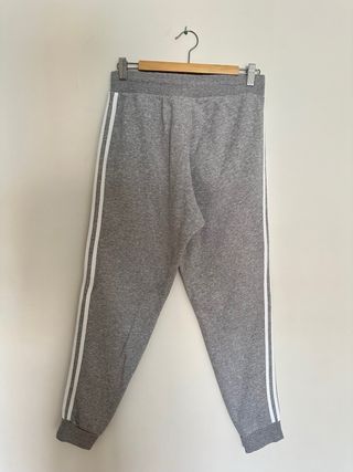 Chándal Adidas Gris con Rayas Blancas