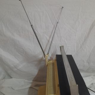 Televisor Portátil Vanguard Blanco y Plata