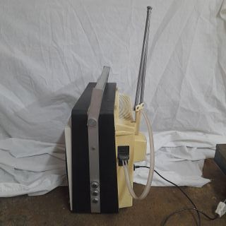 Televisor Portátil Vanguard Blanco y Plata