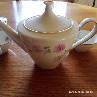 Servizio da tè vintage con fiori