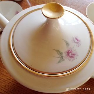 Servizio da tè vintage con fiori