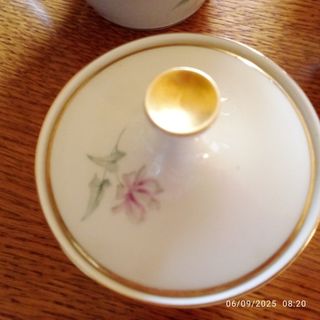 Servizio da tè vintage con fiori