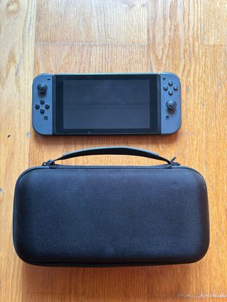 Nintendo Switch con funda gris