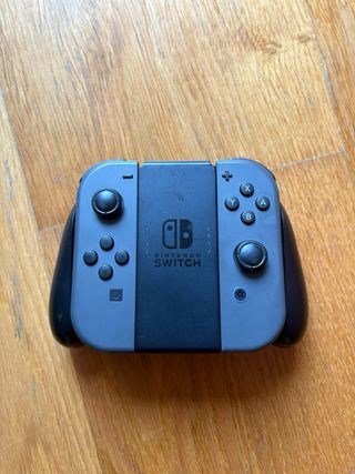Nintendo Switch con funda gris