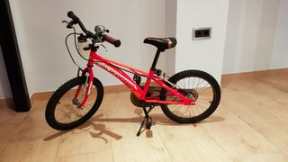 Bicicleta infantil roja