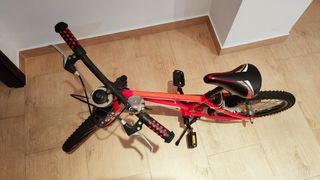 Bicicleta infantil roja