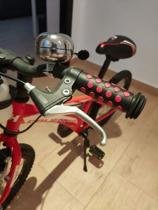 Bicicleta infantil roja