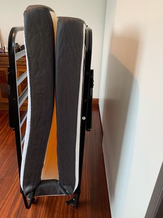 Cama Plegable con Colchón 90cm. tiene ruedas.