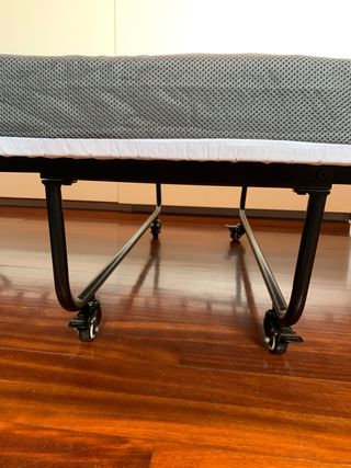 Cama Plegable con Colchón 90cm. tiene ruedas.