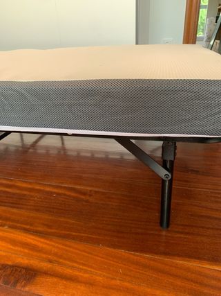 Cama Plegable con Colchón 90cm. tiene ruedas.