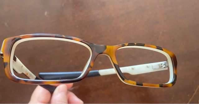 montura de gafas de vista Oakley marrones