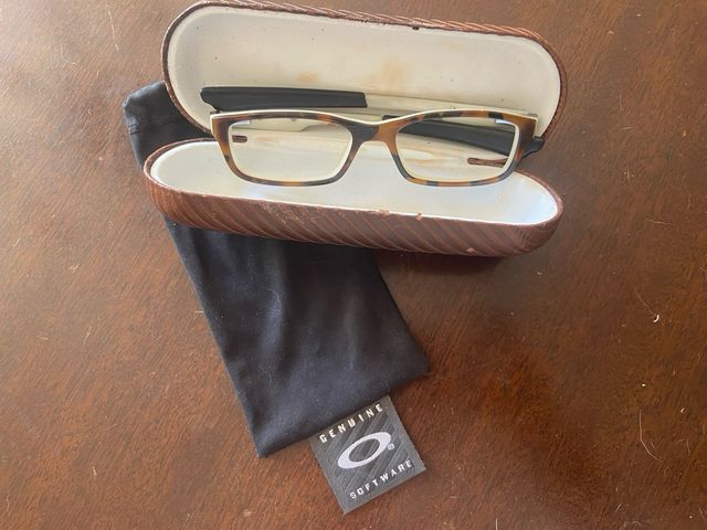 montura de gafas de vista Oakley marrones