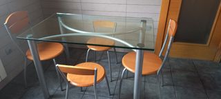 Mesa de cristal y 4 sillas de madera