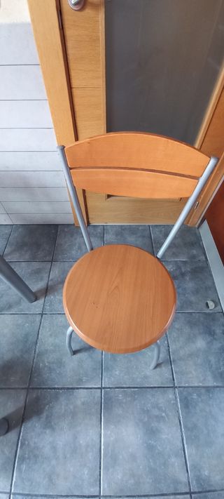 Mesa de cristal y 4 sillas de madera