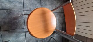 Mesa de cristal y 4 sillas de madera