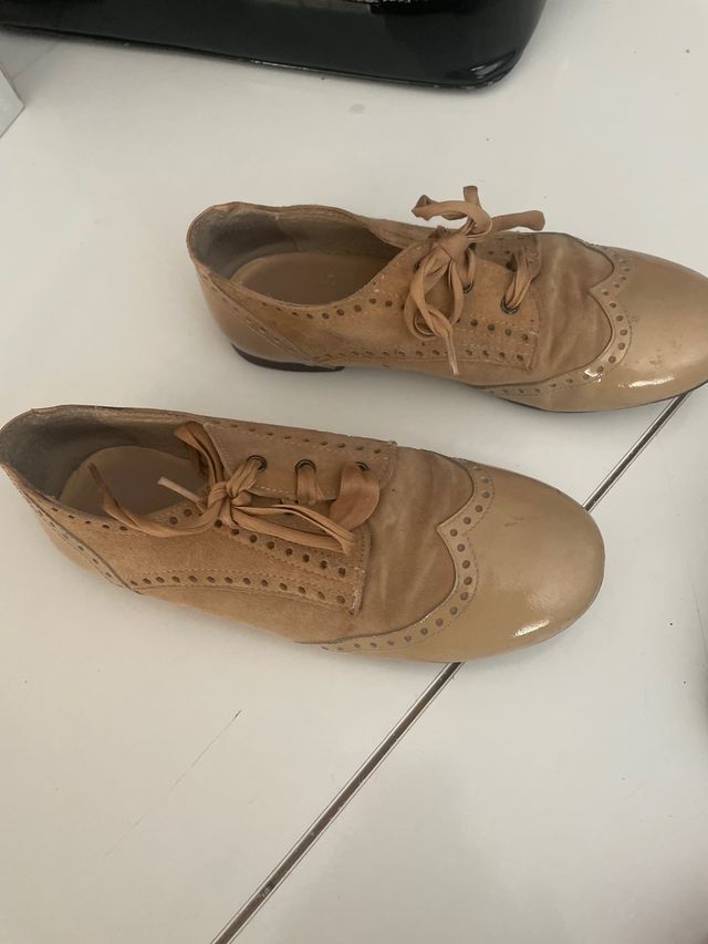 4 pares de zapatos de niña y unas zapatillas n. 31