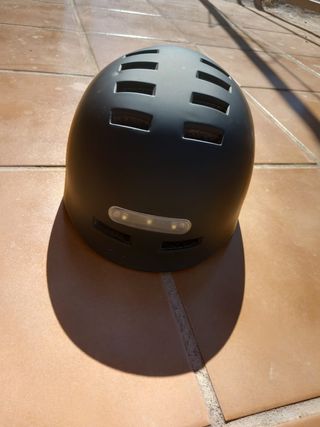 Casco patinete eléctrico con luz