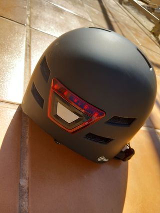 Casco patinete eléctrico con luz
