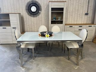 Mesa de comedor cristal y metal plateado