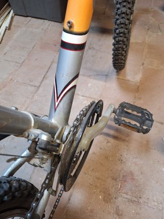 Bicicleta de montaña naranja y plateada