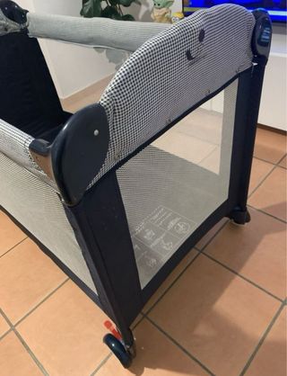 Cuna de viaje con colchón esta en Benidorm