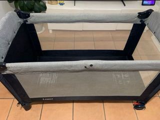 Cuna de viaje con colchón esta en Benidorm