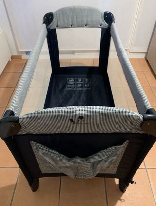 Cuna de viaje con colchón esta en Benidorm