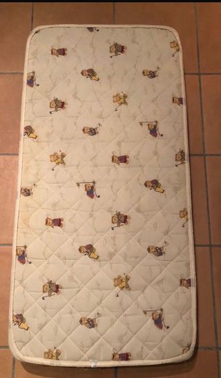 Cuna de viaje con colchón esta en Benidorm