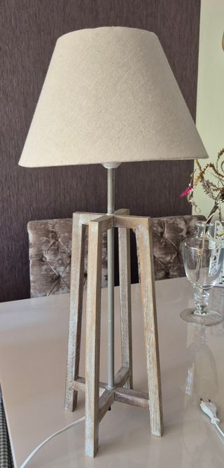 Lámpara de mesa decorativa madera y tela
