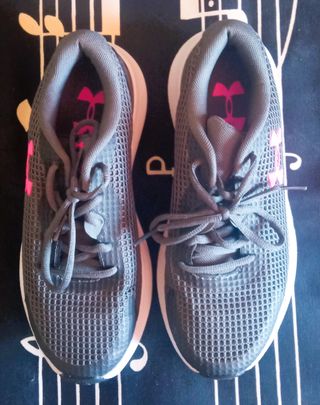 Zapatillas Running Under Armour Mujer Grises y Ros