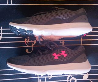 Zapatillas Running Under Armour Mujer Grises y Ros