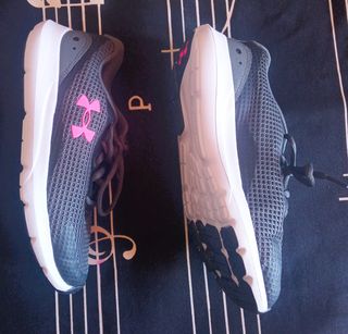 Zapatillas Running Under Armour Mujer Grises y Ros