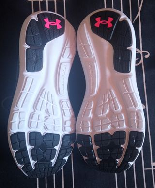 Zapatillas Running Under Armour Mujer Grises y Ros