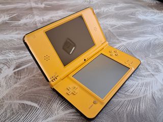 Nintendo DS i XL Giallo