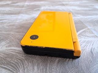 Nintendo DS i XL Giallo