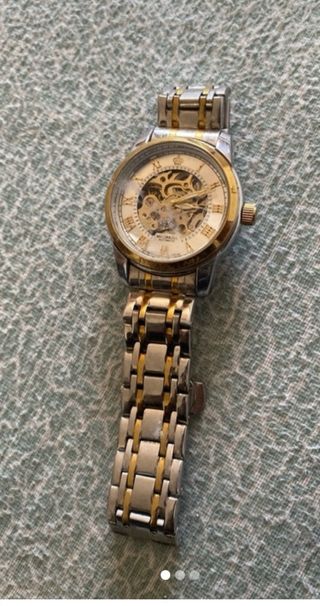 Reloj de pulsera dorado y plateado