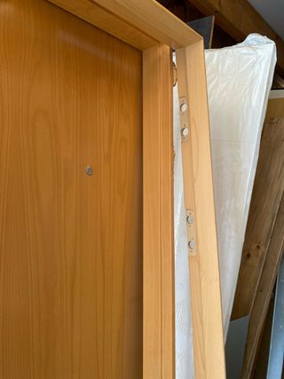 Puerta blindada haya con cerradura y marco 