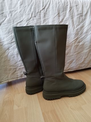 Botas Zara engomadas verde. Talla 38. Están nuevas