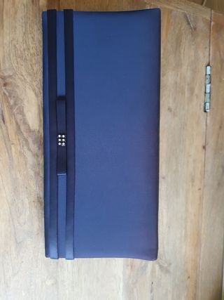 Cartera de mano azul de raso