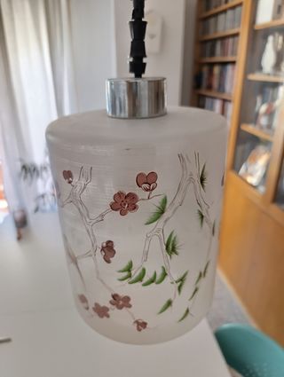 Lámpara de techo de cristal con flores y pájaros.