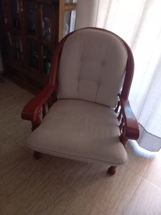Sillón de madera rojo ingles.  Recién tapizado.